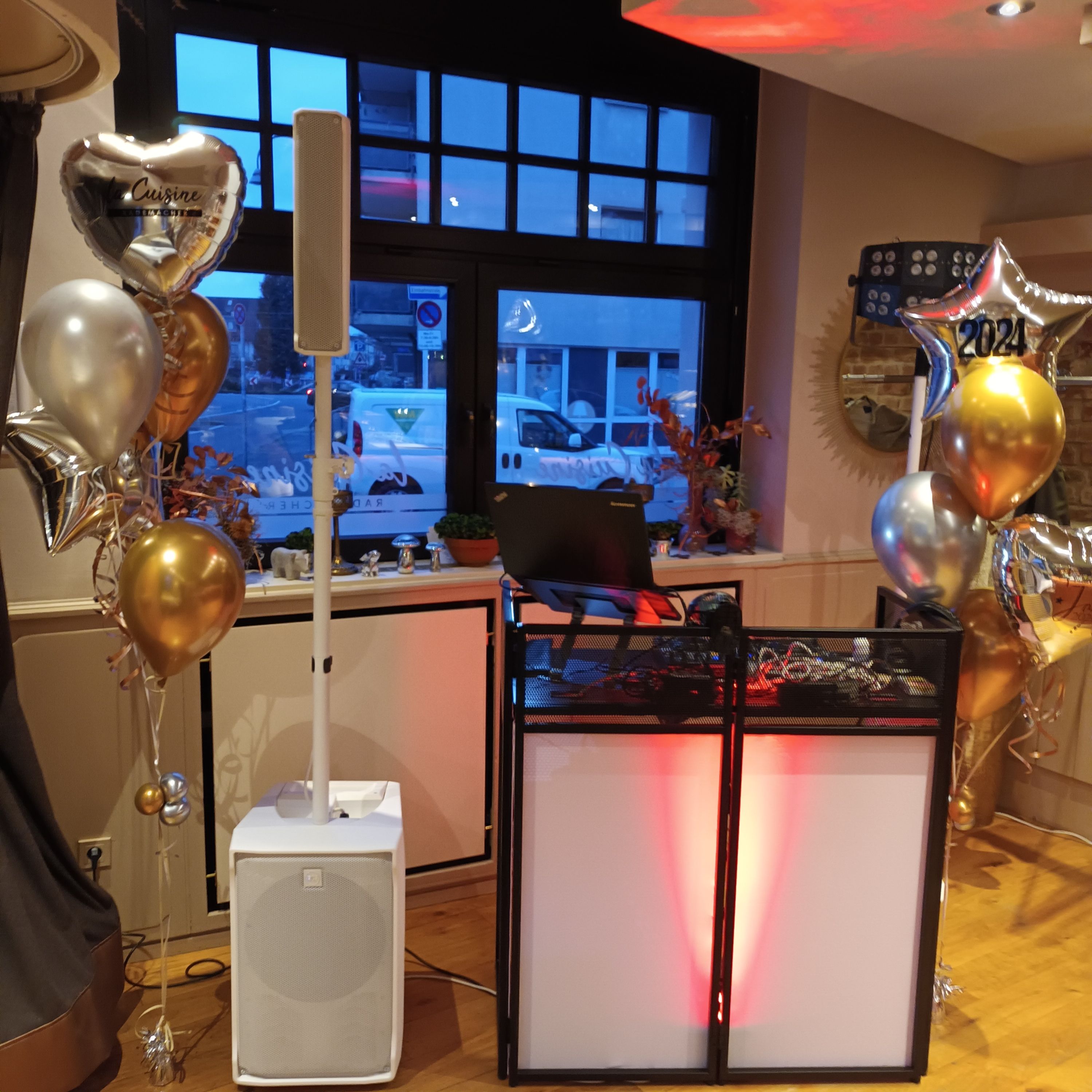 kleine sound-anlage in elegantem schwarz weiß